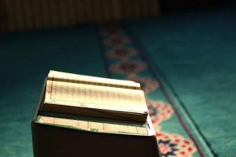 هل التخييرُ في القراءاتِ القرآنيَّةِ يُوقِعُ الشكَّ في القرآن؟