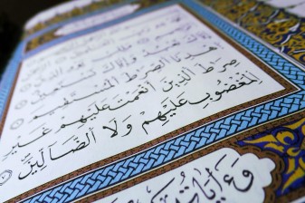 لماذا رُفِعَتِ الأحرُفُ الستَّةُ، وبَقِيَ القرآنُ على حرفٍ واحد؟ أَلَا يدُلُّ هذا على عدمِ حفظِ القرآن