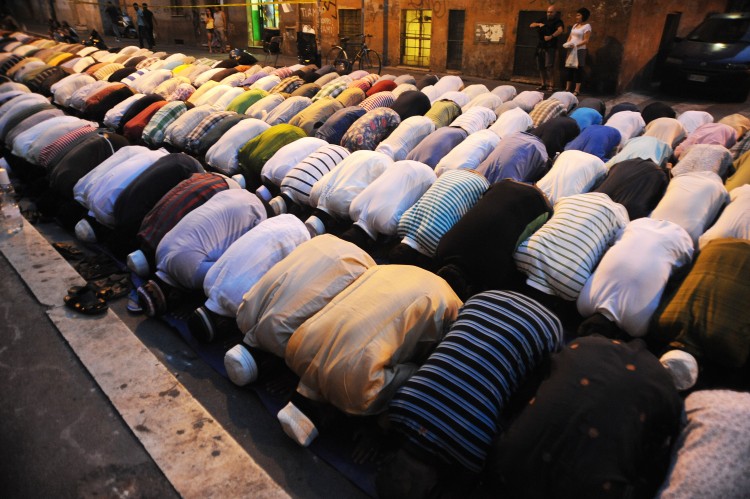 الزعم أن نوحا - عليه السلام - لم يؤمن به أحد من قومه
