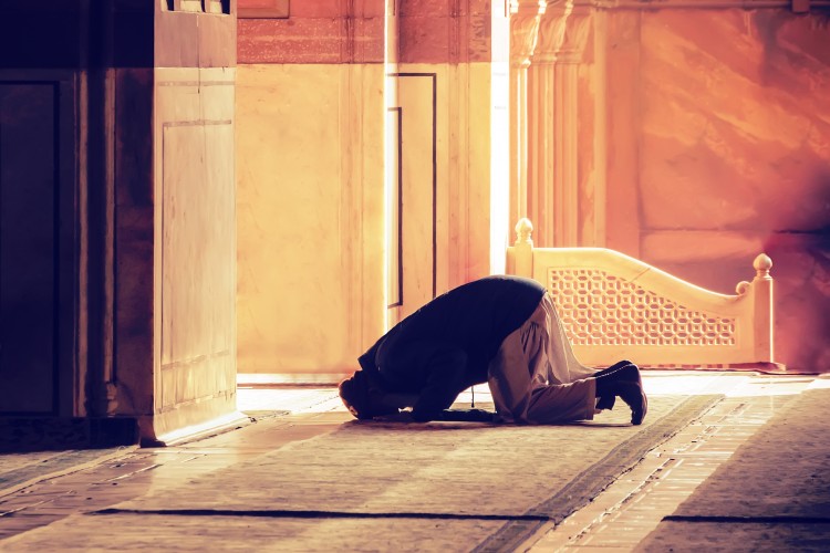 دعوى أن خيرية إبليس على آدم في الخلق تمنعه من السجود له