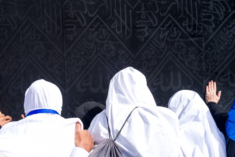 إنكار ذهاب إبراهيم - عليه السلام - إلى الجزيرة العربية، وبنائه الكعبة