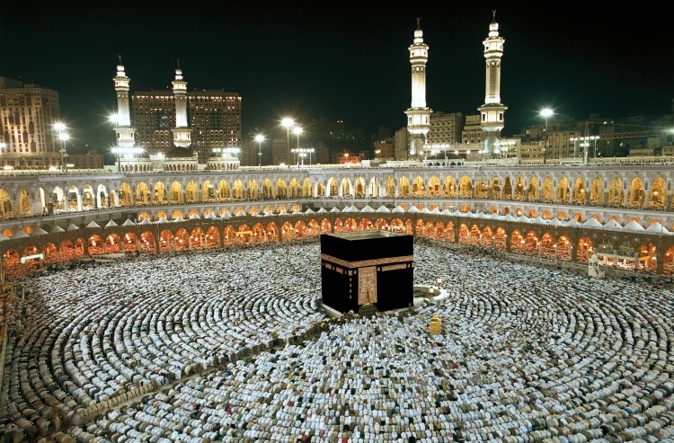 إنكار ذهاب إبراهيم - عليه السلام - إلى الجزيرة العربية، وبنائه الكعبة