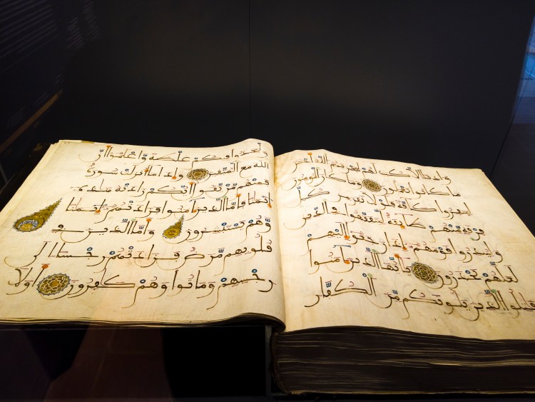 دعوى إهمال المحدثين الأسباب السياسية الدافعة للوضع في الحديث