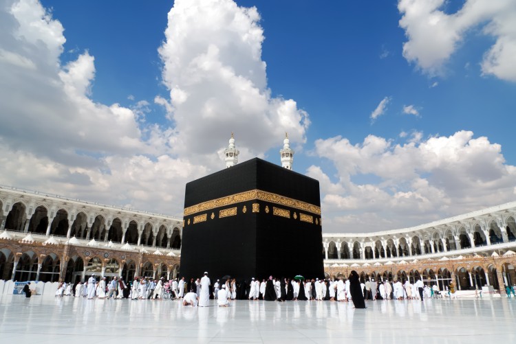 ادعاء أن إبراهيم - عليه السلام - تزوج من سارة، وهي أخته