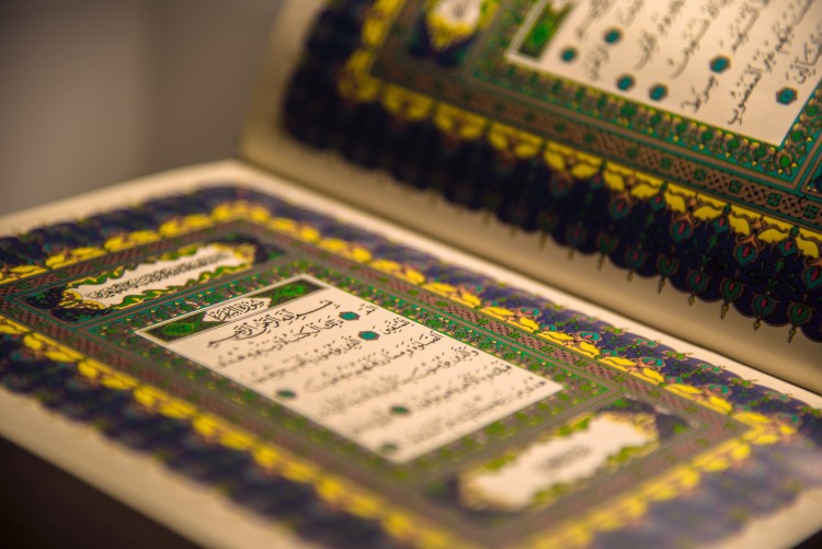 ادعاء طرد آدم - عليه السلام - من الجنة لوقوعه في الخطيئة بأكله من الشجرة