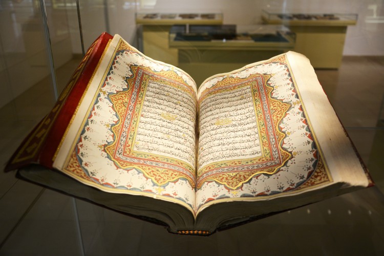 ادعاء تناقض القرآن في مادة خلق آدم عليه السلام، ومخالفته لما ورد في السنة النبوية